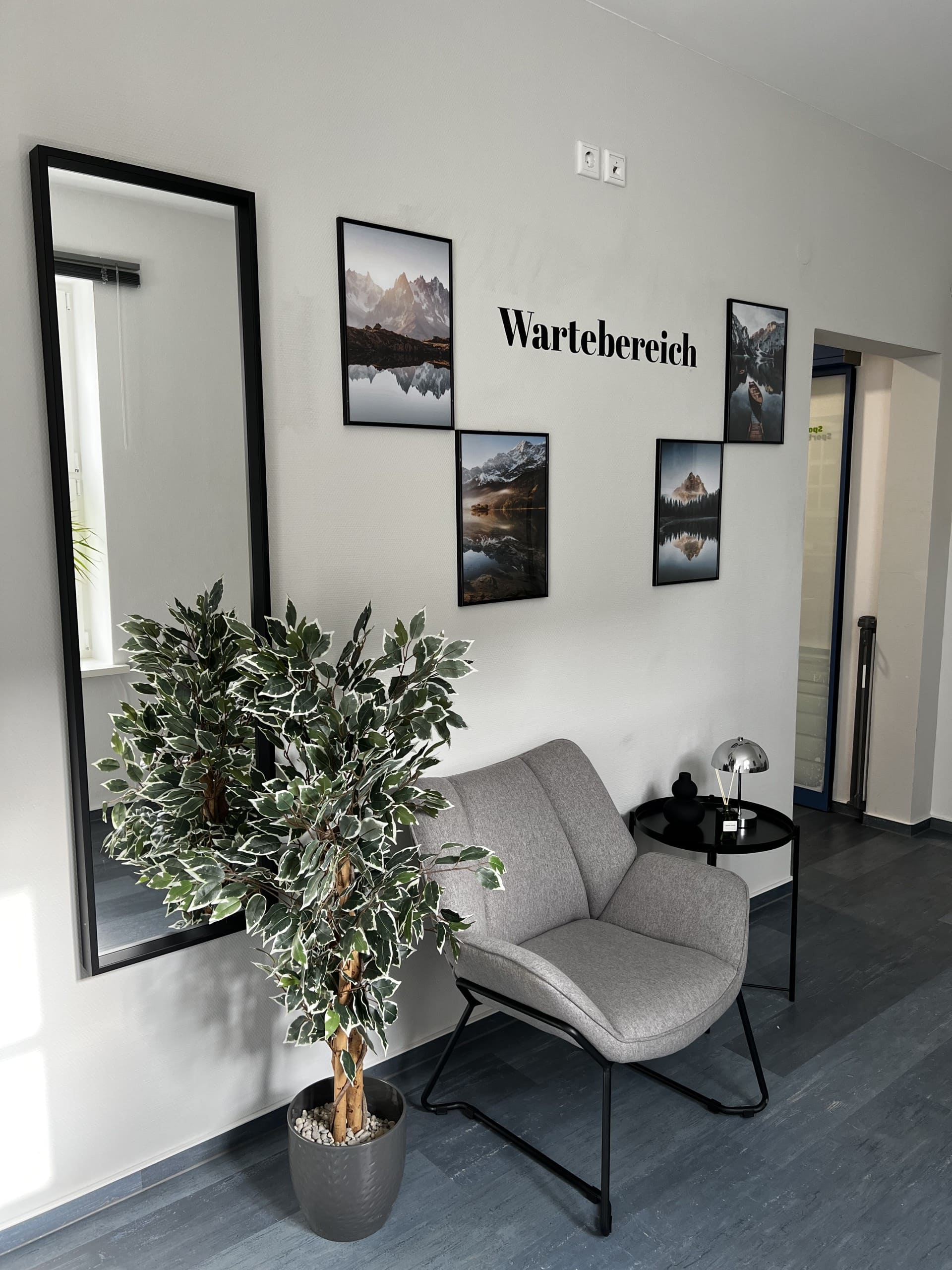 Wartebereich und Spiegel